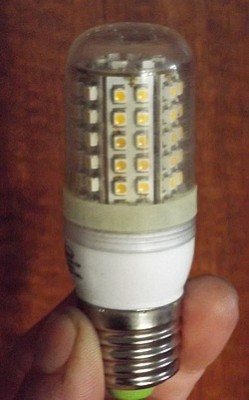 LEDzarovka-dodatecne-opatrena-prouzkem-fosforescencni-barvy.jpg